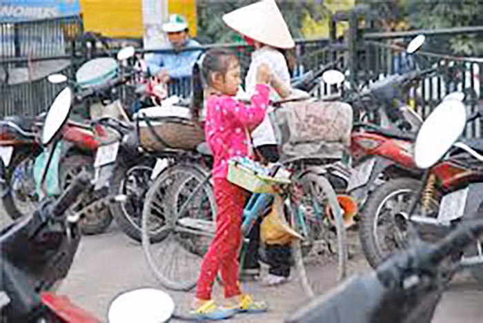 Tái diễn tình trạng trẻ em đu bám khách ở trung tâm TP Hồ Chí Minh -0