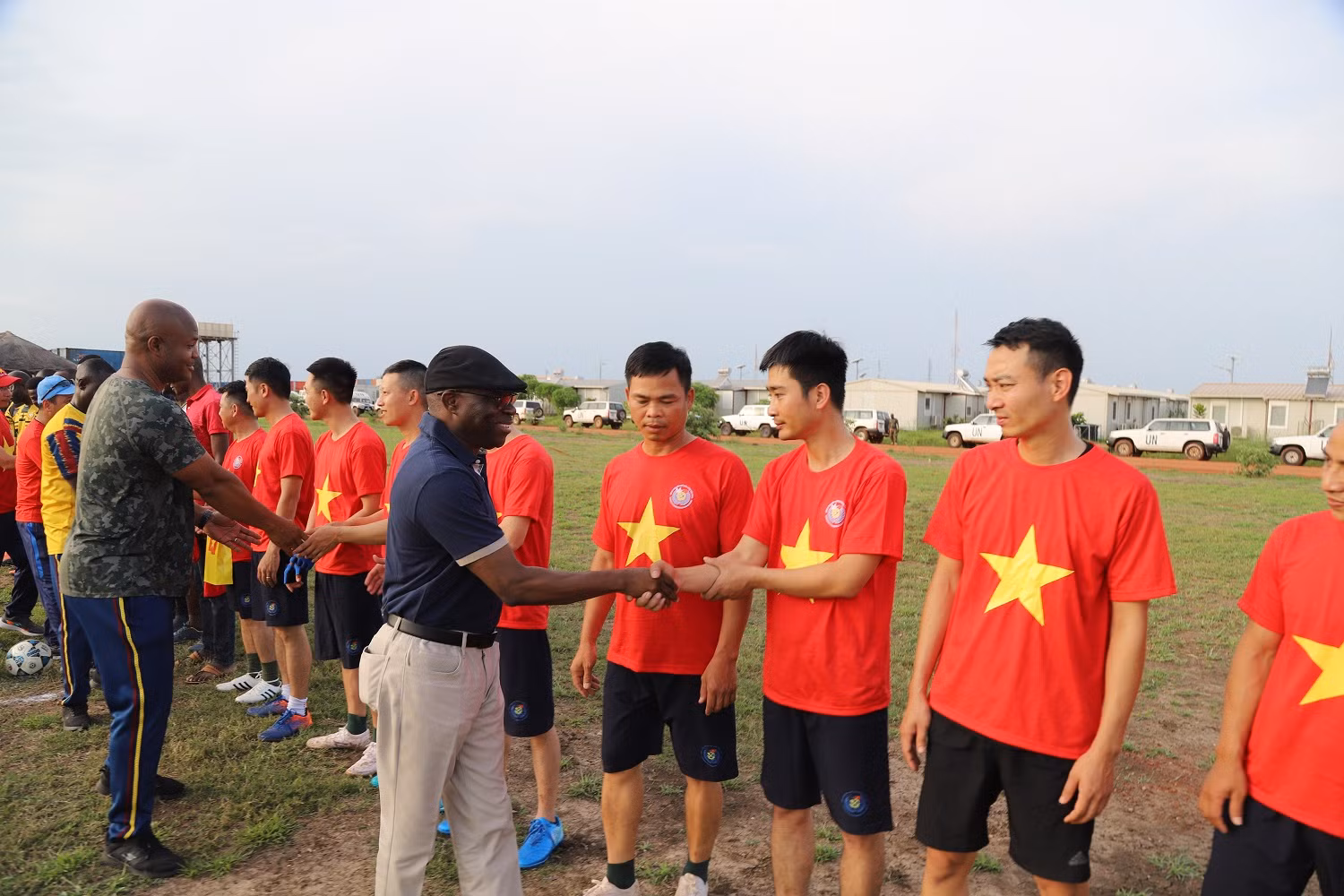ngai tu lenh bat tay dong vien cac cau thu doi cong binh viet nam truoc tran dau voi bvdc cap 2 ghana.jpg -0
