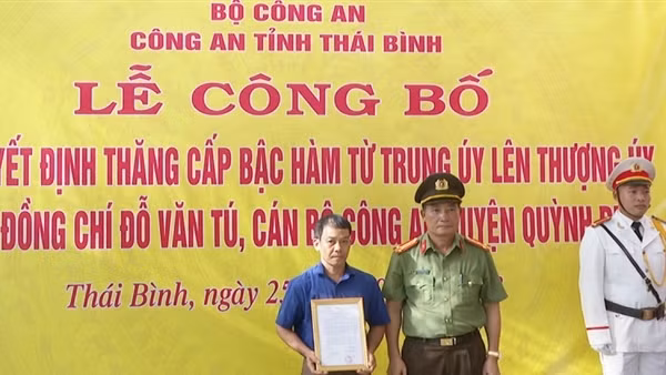 Trao quyết định truy thăng cấp bậc hàm cho cán bộ Công an thị trấn hy sinh