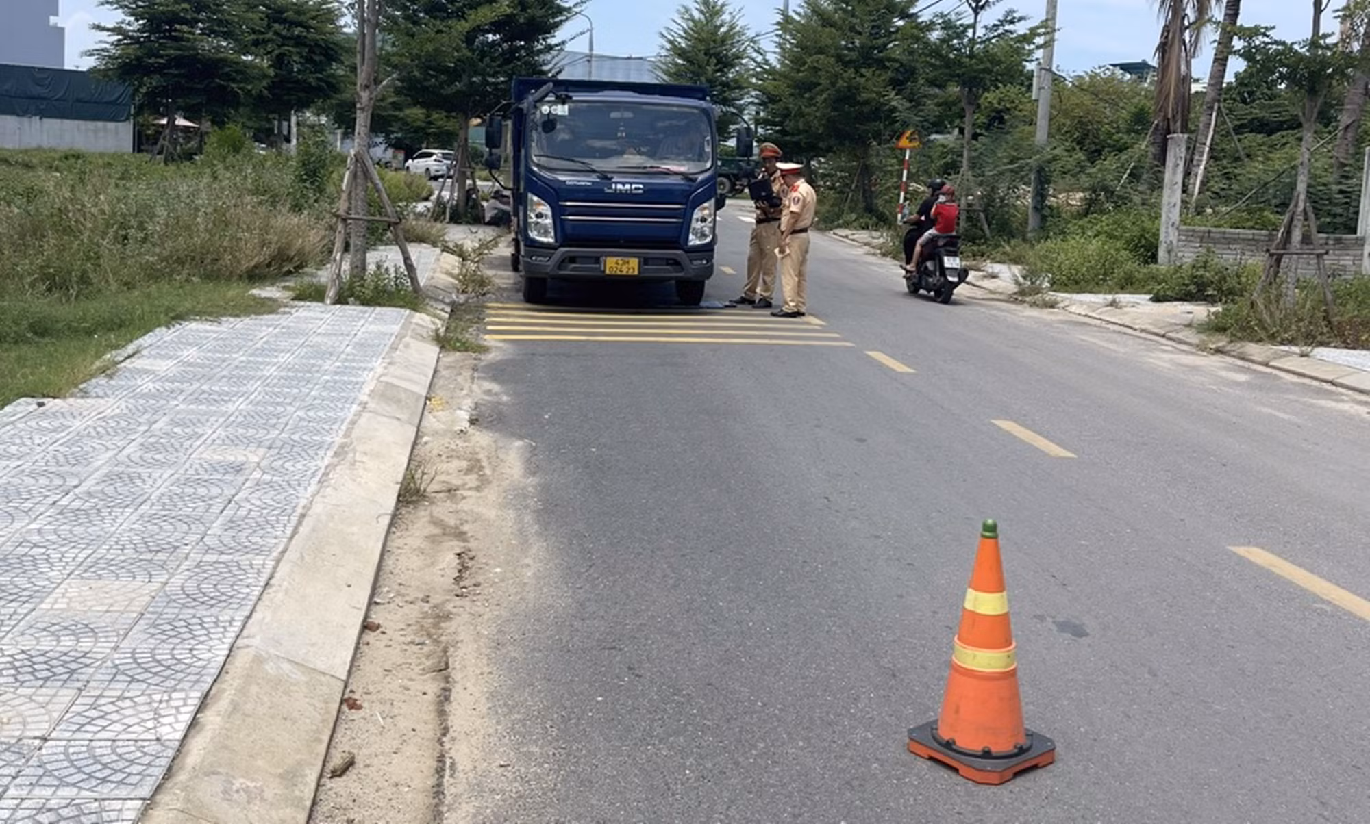 Xử lý nghiêm xe quá tải hoạt động ở vùng giáp ranh -0
