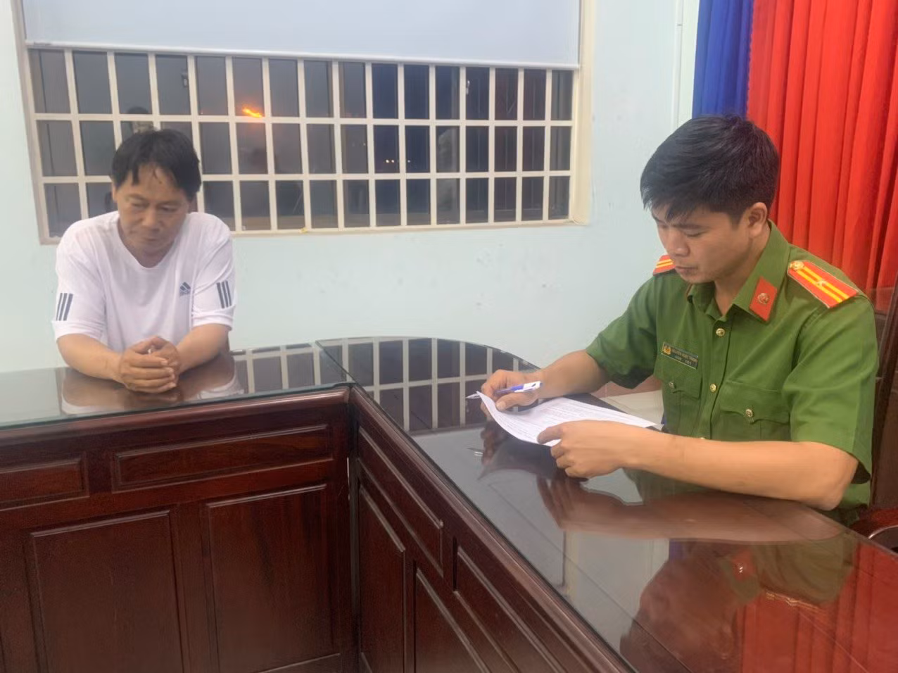 Bắt đối tượng sát hại vợ rồi dùng dao tự đâm mình &nbsp; -0