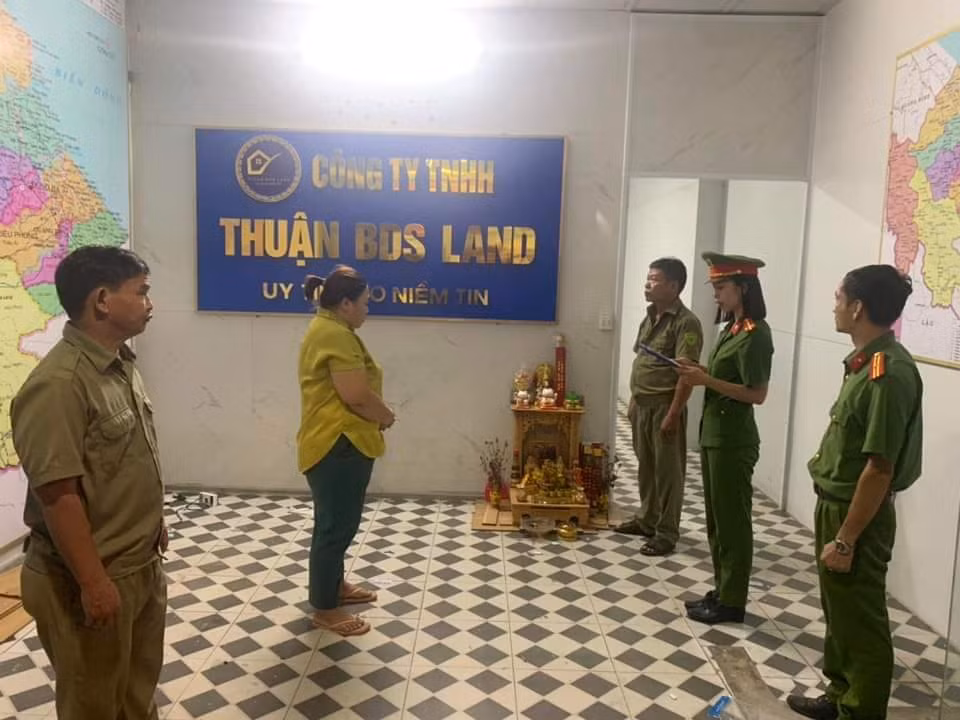 Bắt giữ đối tượng làm giả hàng loạt sổ đỏ -0