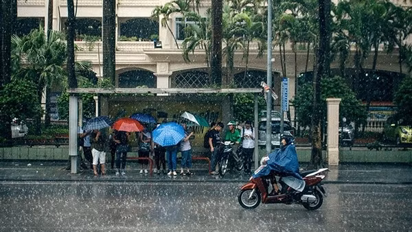 Mưa lớn khắp ba miền, cảnh báo ngập lụt