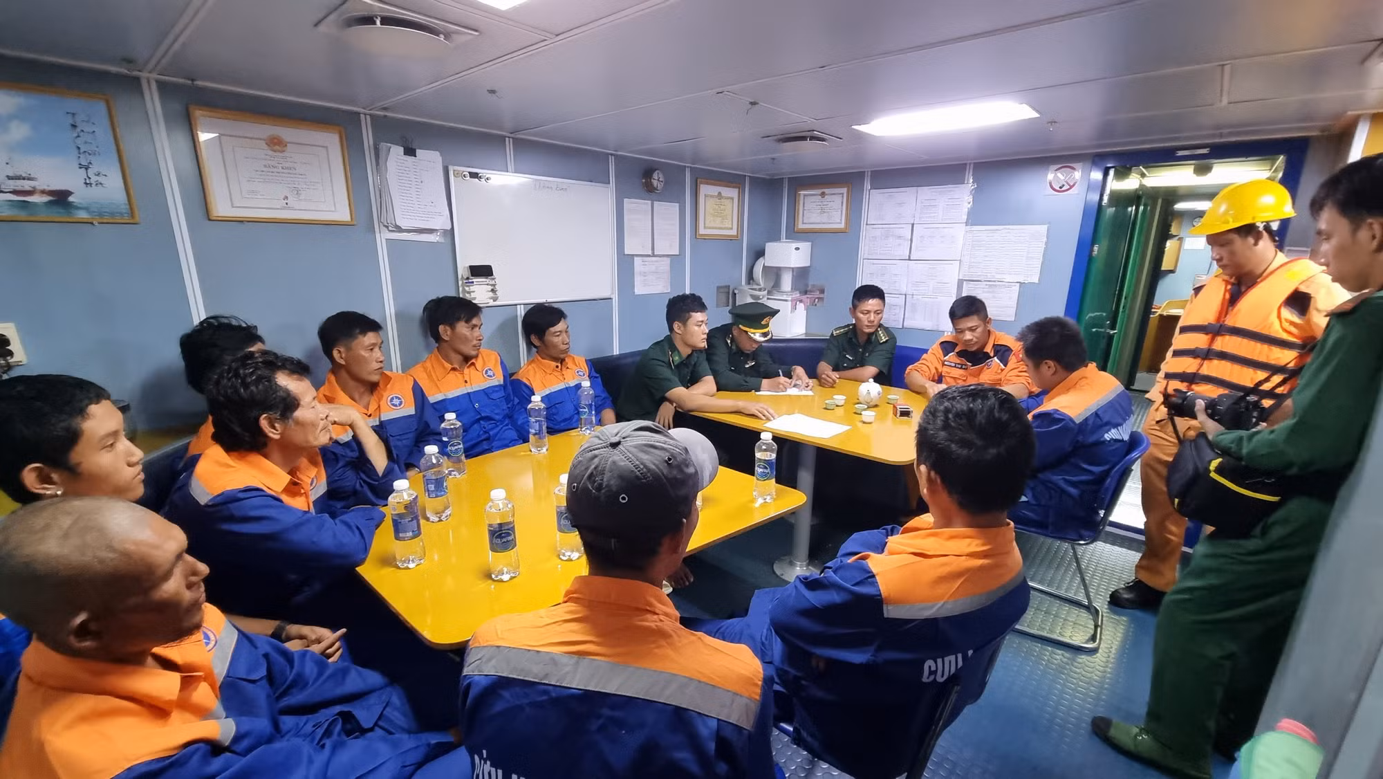 Cứu 10 ngư dân Bạc Liêu bị nạn trên biển -0