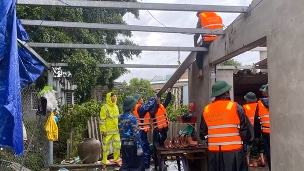 Lốc xoáy làm hàng chục nhà dân tốc mái, hư hỏng