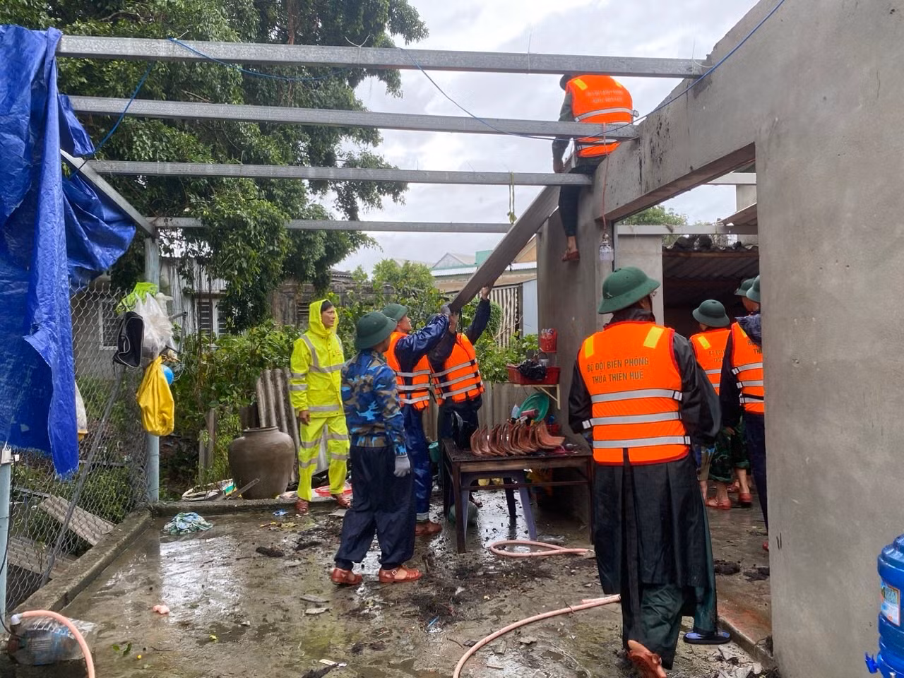 Lốc xoáy làm hàng chục nhà dân ở Huế tốc mái -0