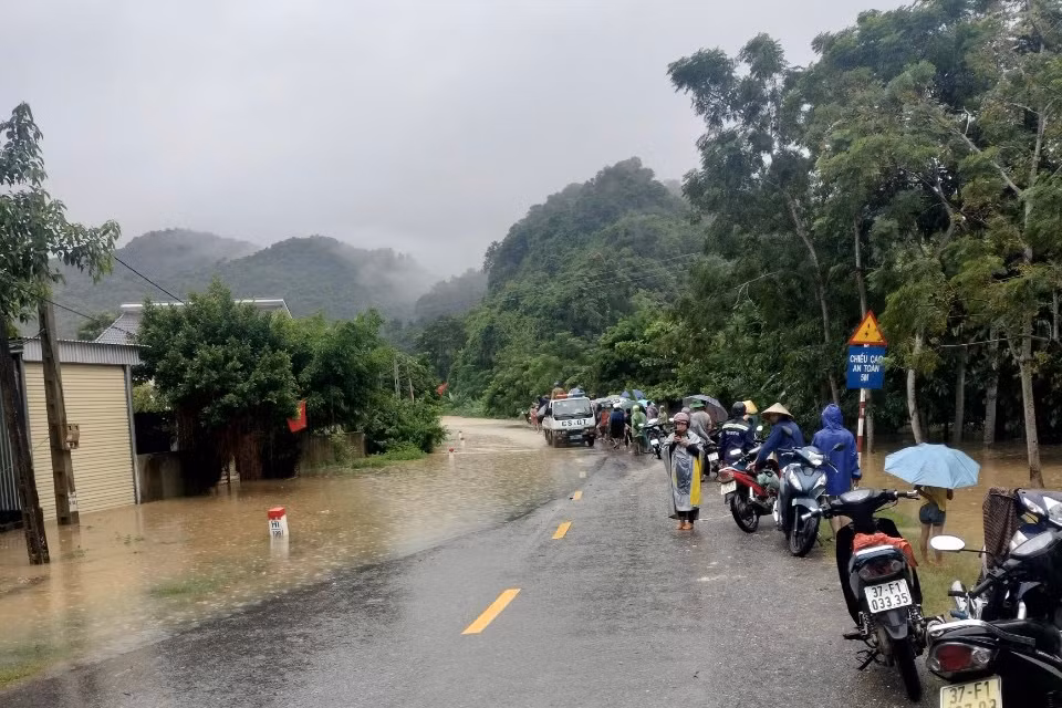 Công an Quế Phong dùng xe chuyên dụng chở người và tài sản người dân vượt lũ -0