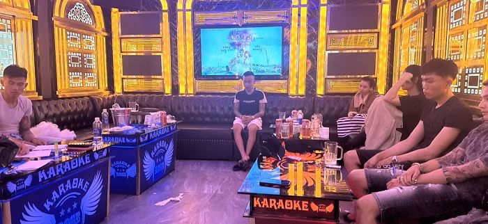 10 nam nữ tổ chức chơi ma túy trong quán karaoke ở vùng xa -0