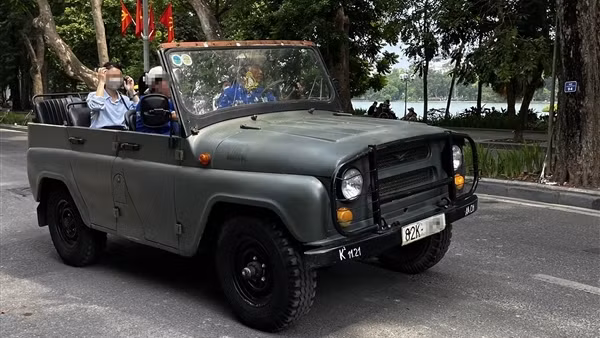 CSGT xử lý xe&nbsp;U-Oát mui trần&nbsp;vi phạm trên phố cổ