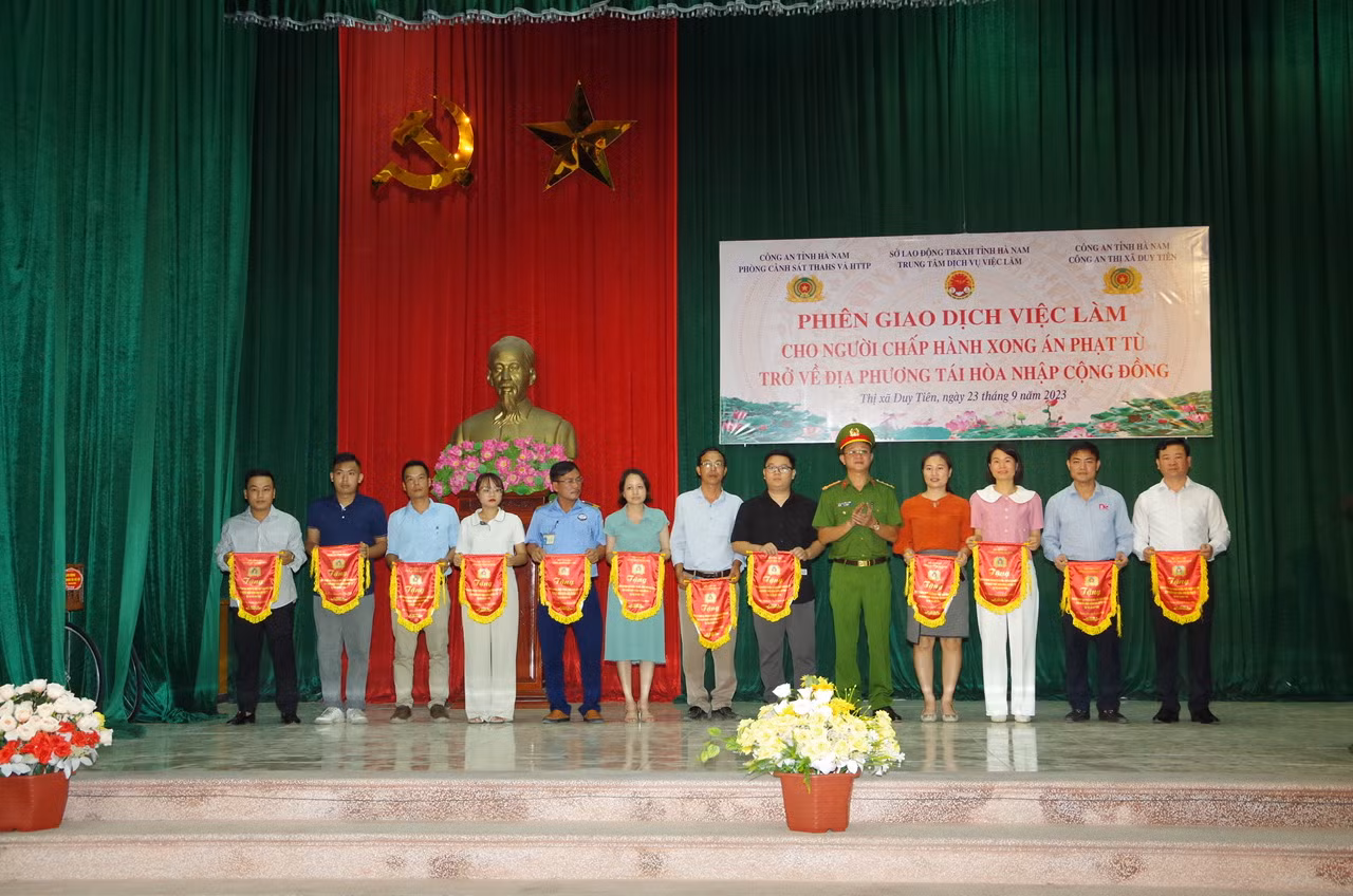 Gần 200 người chấp hành xong án phạt tù tham gia phiên giao dịch việc làm -0