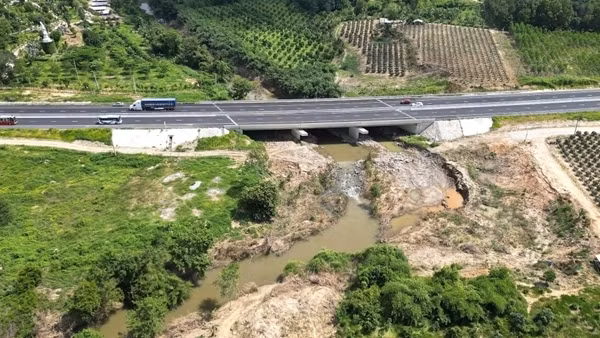 Kiểm điểm việc chậm khắc phục ngập úng trên cao tốc Phan Thiết-Dầu Giây