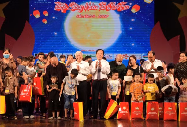 “Thắp sáng niềm tin cho em” giúp trẻ em khuyết tật vượt mặc cảm, tự ti -0