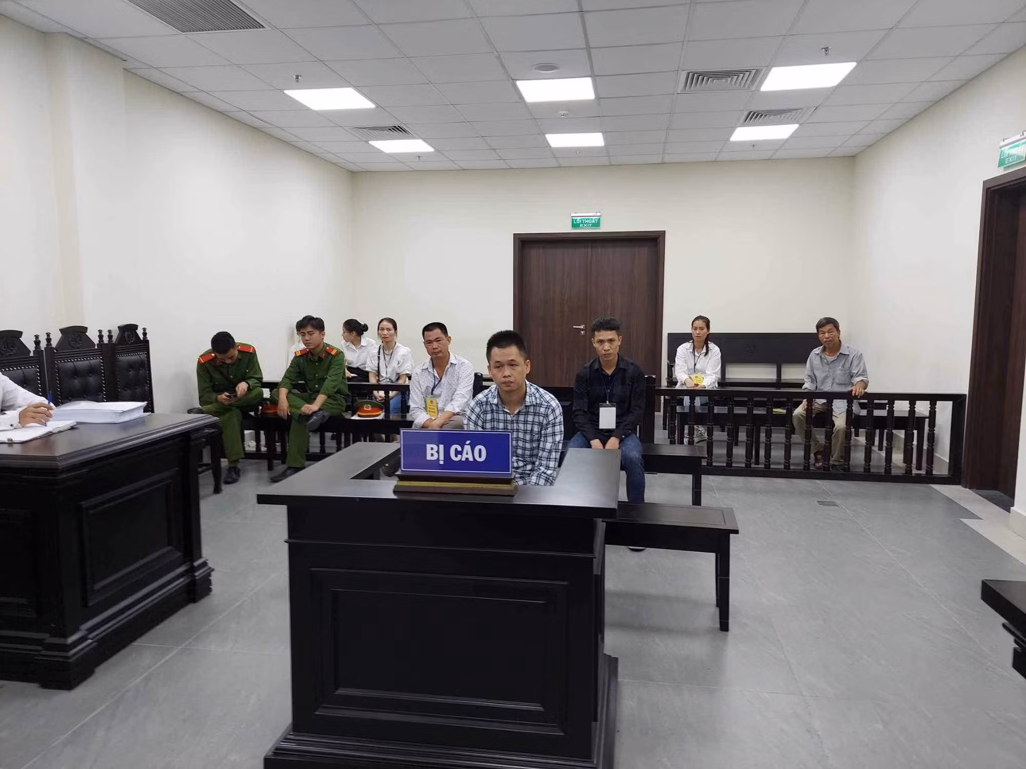 Mâu thuẫn từ ống nước, anh em, chú cháu cùng lĩnh án tù -0