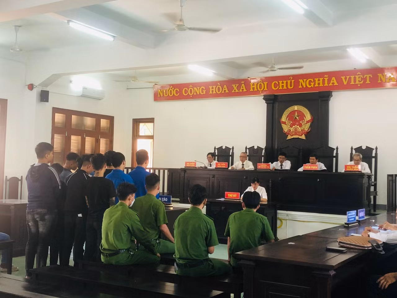 Từ nghi ngờ bị nhìn đểu đến kết cục 10 bị cáo lãnh án 28 năm tù -0