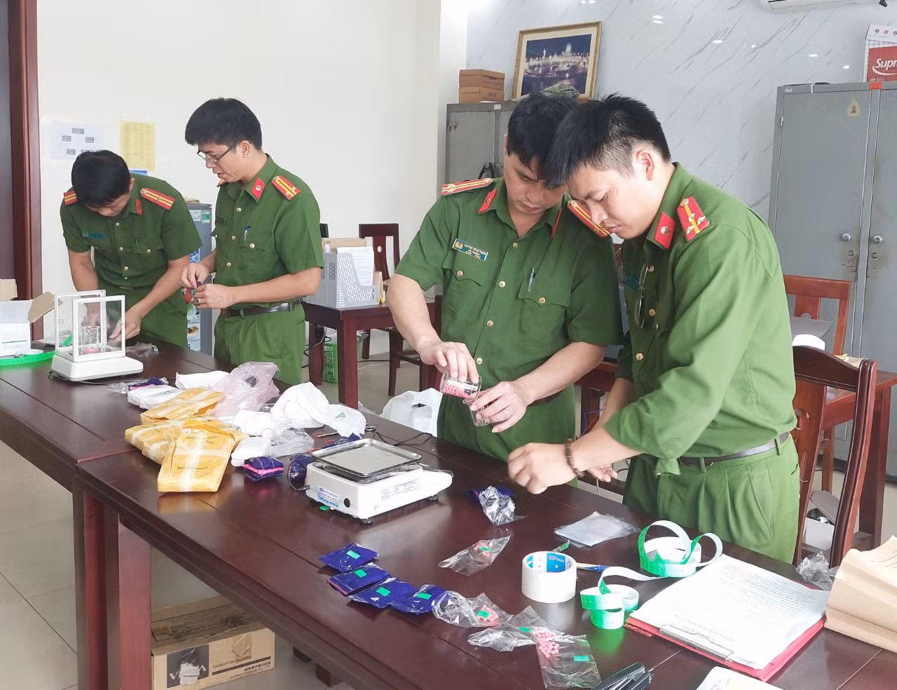 Lái xe đâm thẳng vào Cảnh sát để “bảo vệ” ” hơn 26.000 viên ma túy tổng hợp -0
