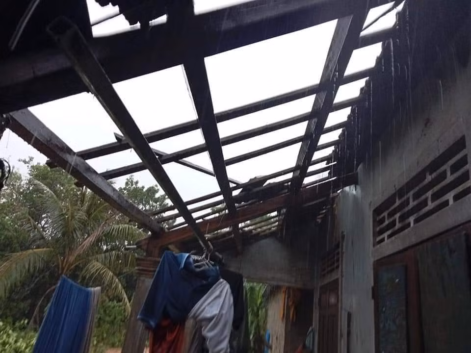 Lốc xoáy khiến gần 70 nhà dân bị tốc mái -0