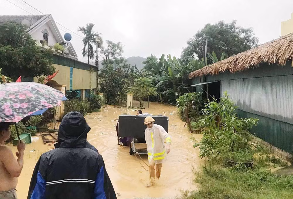 Công an Nghệ An: Khẩn trương giúp dân khắc phục hậu quả mưa lớn kéo dài -0