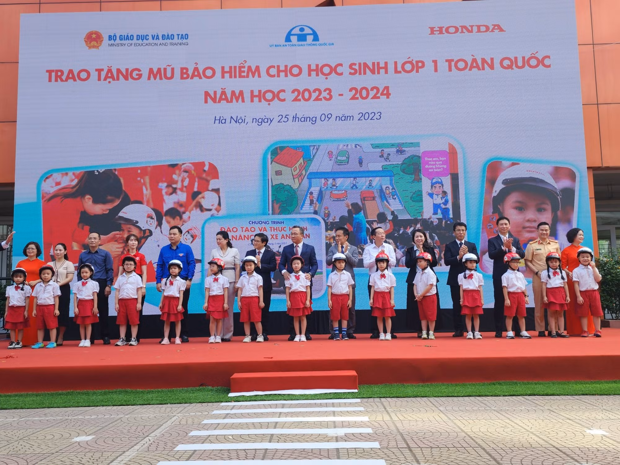 Uỷ ban ATGT Quốc gia trao tặng 2 triệu mũ boả hiểm cho học sinh lớp 1 trên toàn quốc -0