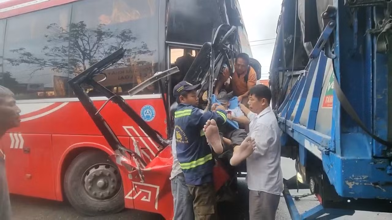 Va chạm liên hoàn giữa 3 ô tô và 1 xe máy khiến 3 người nhập -0