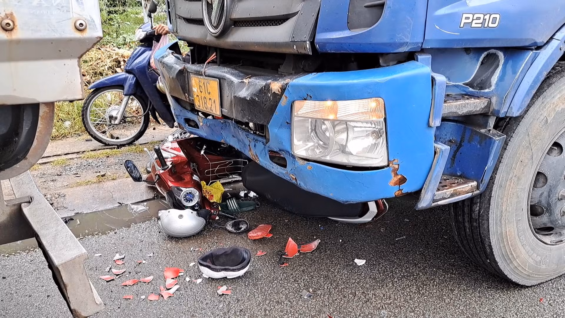 Va chạm liên hoàn giữa 3 ô tô và 1 xe máy khiến 3 người nhập -2