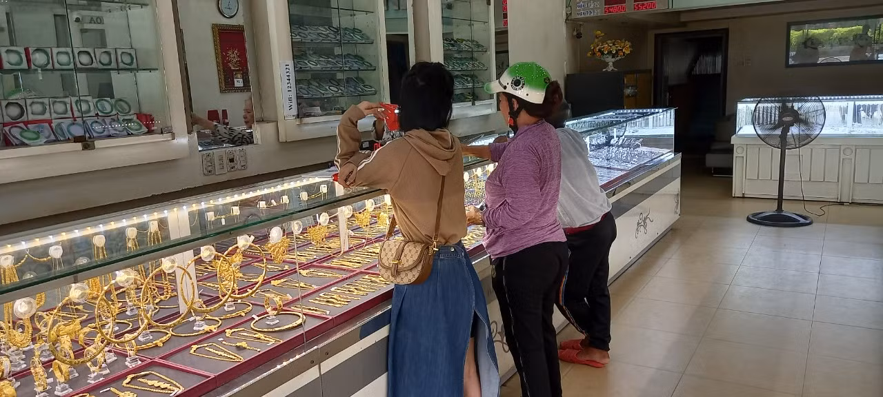  Truy tìm vật chứng liên quan vụ cướp tiệm vàng ở Cam Ranh -0