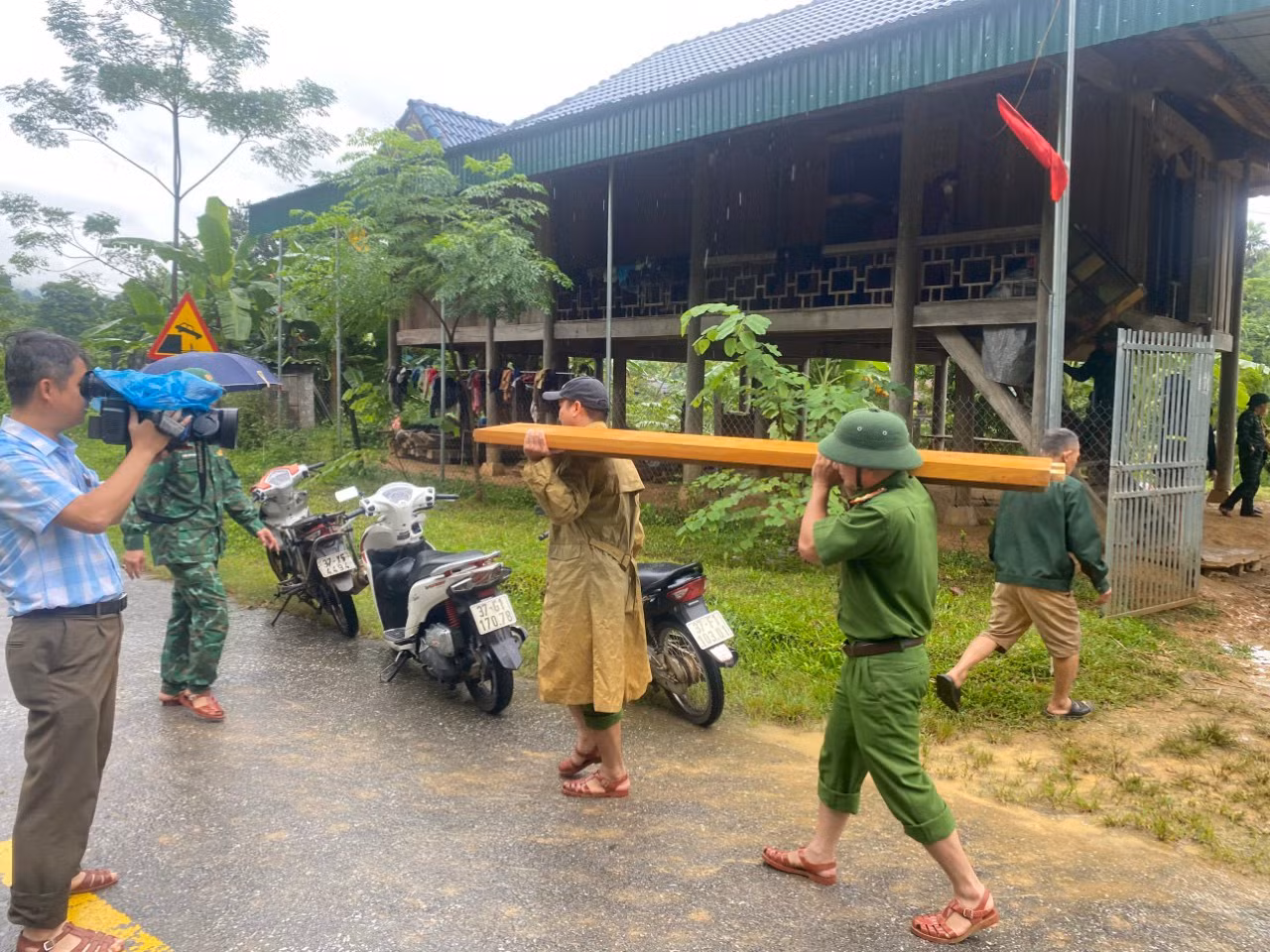 Công an Quế Phong dùng xe chuyên dụng chở người và tài sản người dân vượt lũ -0