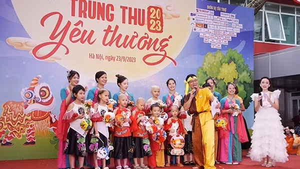 Những em bé đón "Trung thu yêu thương" ở bệnh viện