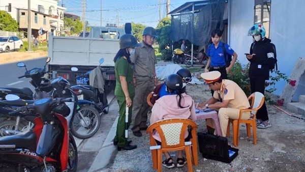 Tuyên truyền kết hợp xử lý vi phạm trật tự giao thông trong học đường