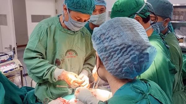 Cứu sống bệnh nhân bị vật sắc nhọn đâm thấu tim