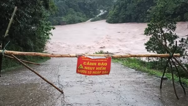 Mưa lớn gây ngập lụt, sạt lở núi nhiều nơi ở Quảng Bình