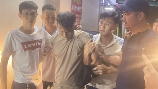 Dùng súng khống chế chủ và nhân viên nhà sách để cướp tài sản