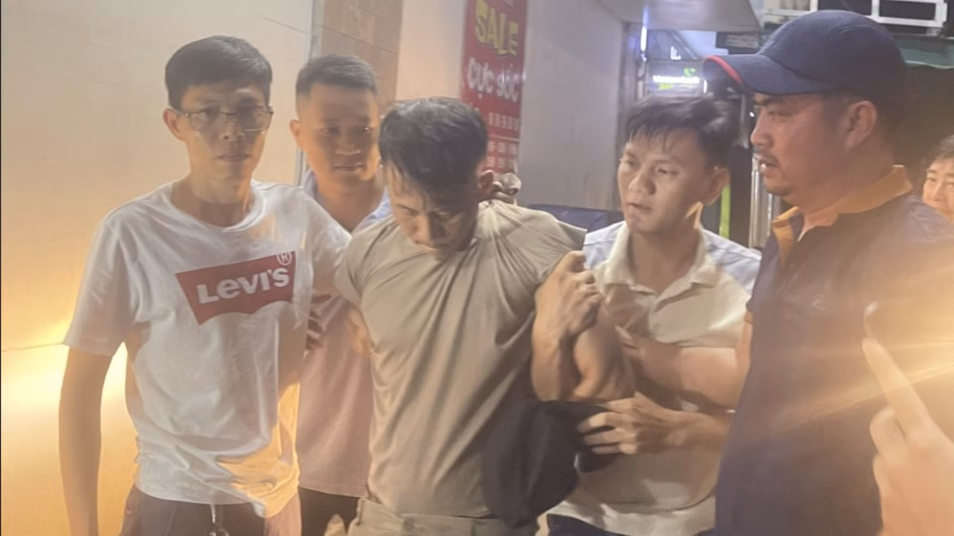 Bắt kẻ dùng súng khống chế chủ và nhân viên nhà sách cướp tài sản trong đêm -0