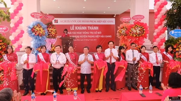 Agribank Phụng Hiệp khánh thành trụ sở mới và khai trương máy Autobank CDM