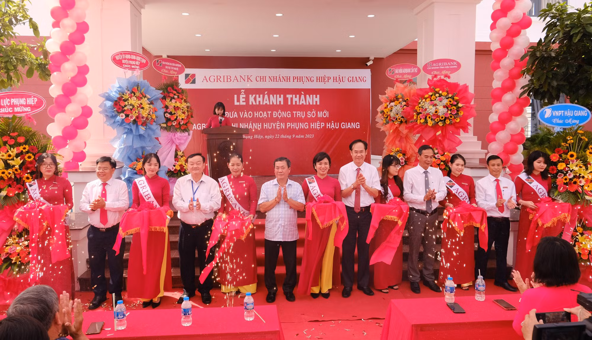Agribank Phụng Hiệp khánh thành trụ sở mới và khai trương máy Autobank CDM -0