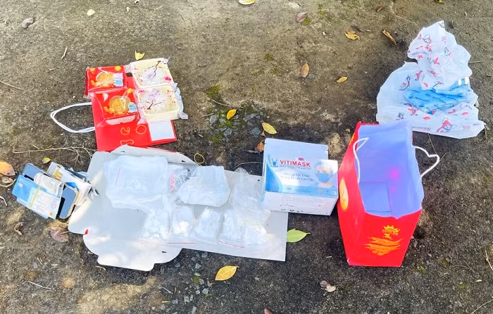 Gần 1 bánh heroin được giấu trong hộp bánh trung thu -0
