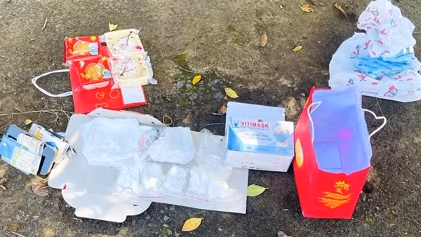 Gần 1 bánh heroin được giấu trong hộp bánh trung thu