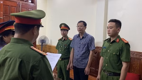 Lập khống danh sách học sinh bỏ học, hiệu trưởng và kế toán chiếm đoạt gần 5 tỷ đồng