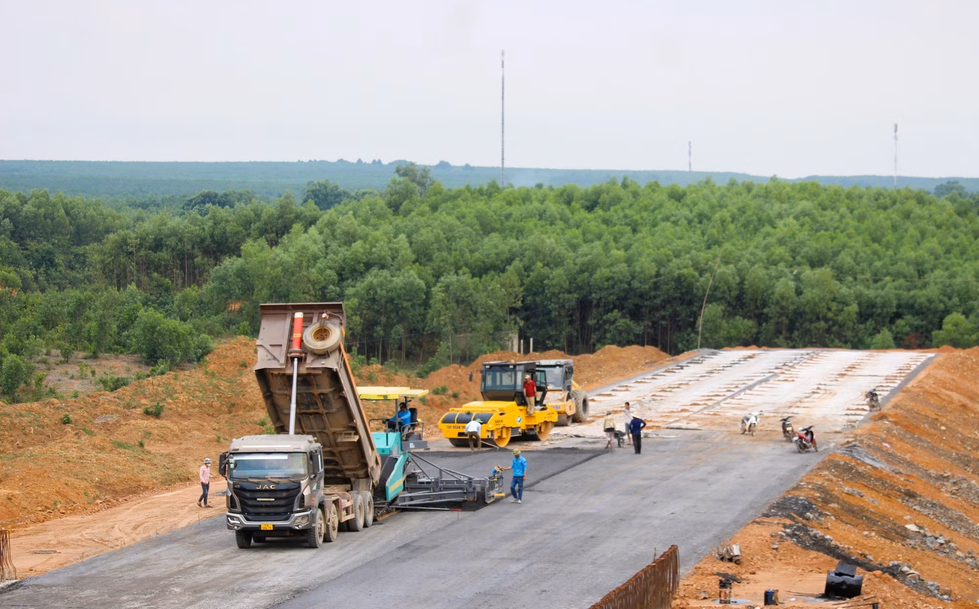 Tháo gỡ khó khăn trong giải phóng mặt bằng cao tốc Vạn Ninh - Cam Lộ -0
