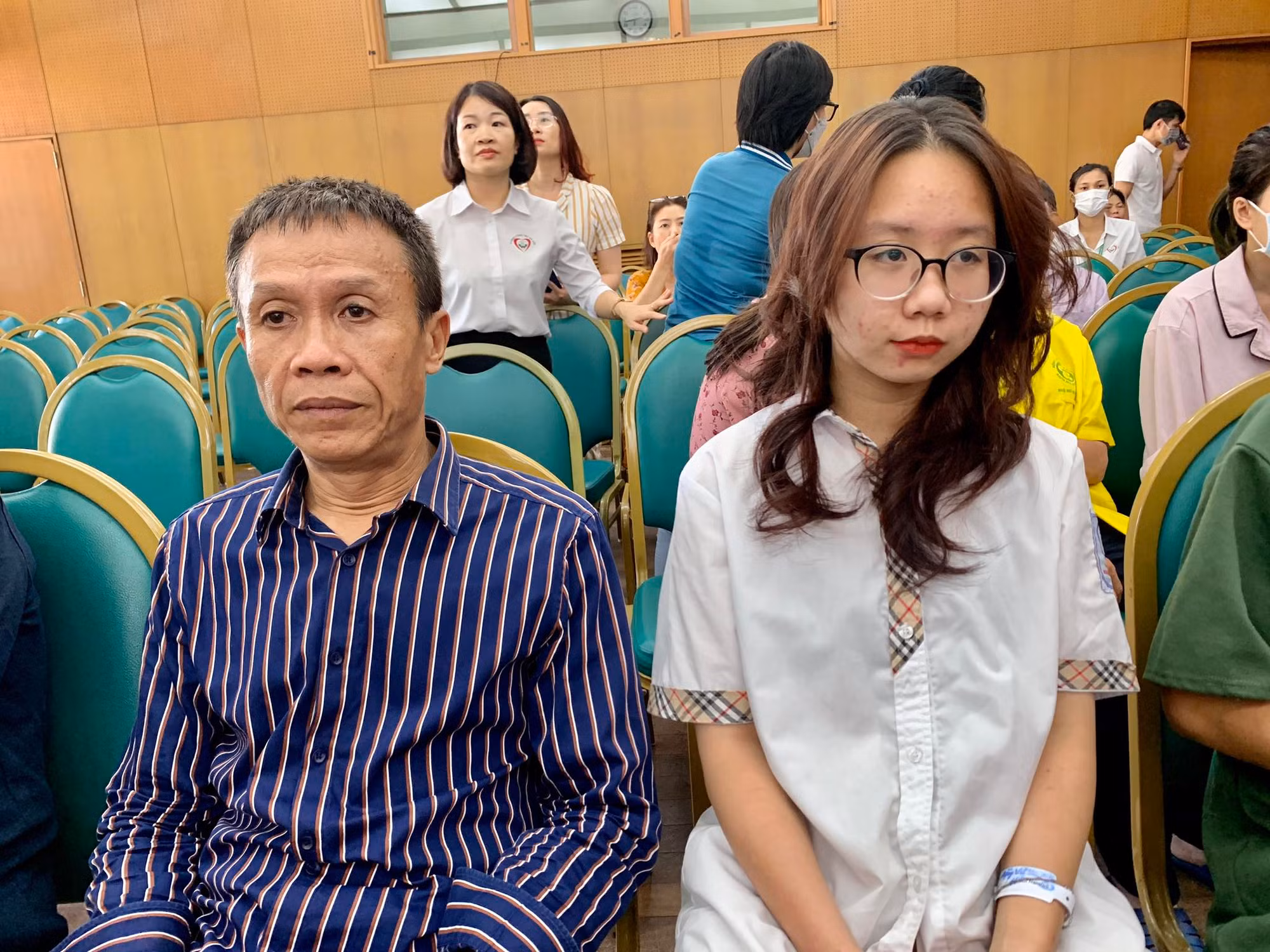 Hai bố con trong vụ cháy chung cư mini, thoát chết ngoạn mục nhờ thùng nước tưới rau -0