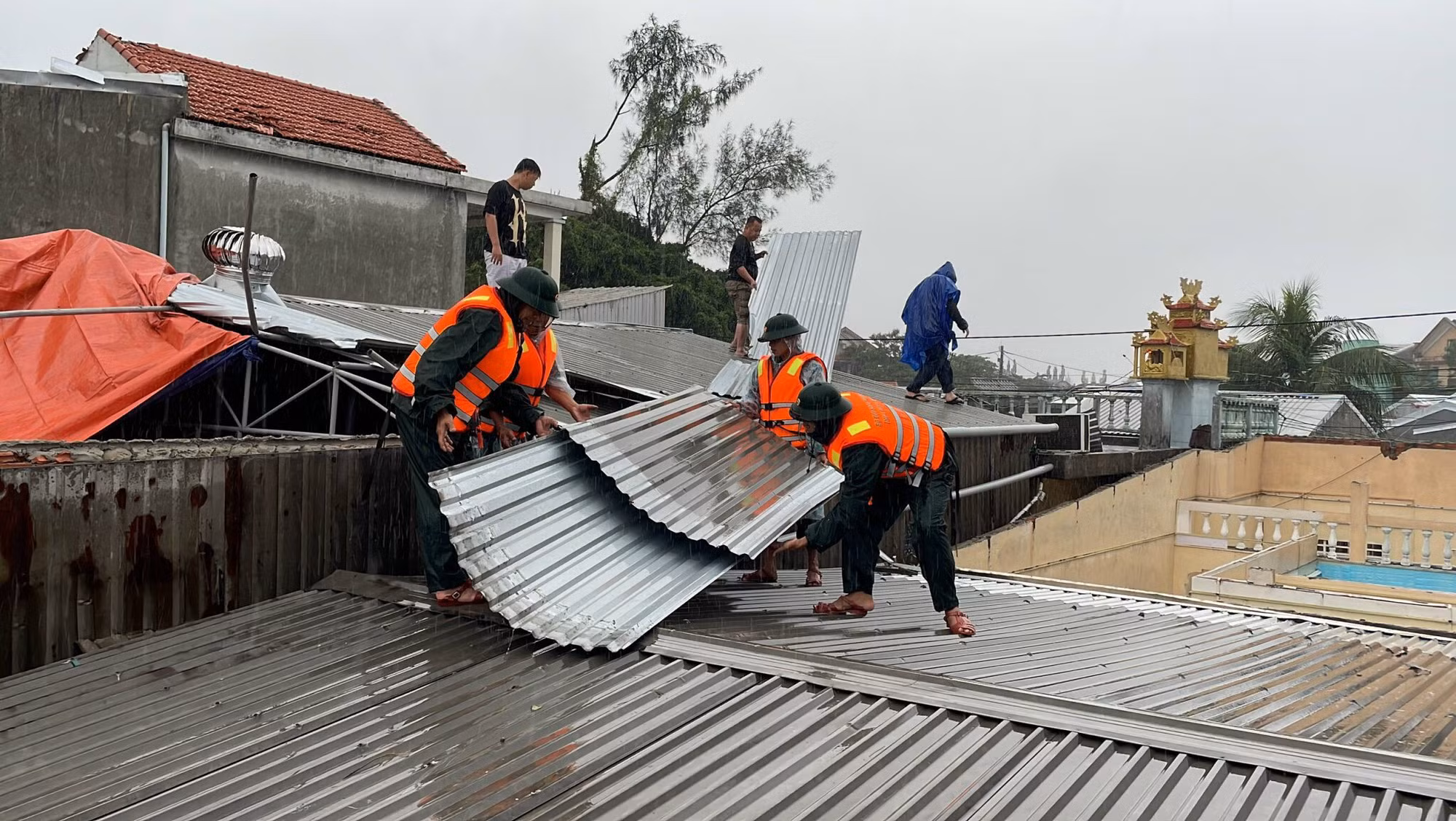 Lốc xoáy làm hàng chục nhà dân ở Huế tốc mái -0