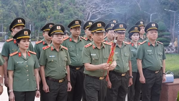 Cụm thi đua số 7, Bộ Công an dâng hương tưởng nhớ các Anh hùng Liệt sĩ tại Côn Đảo