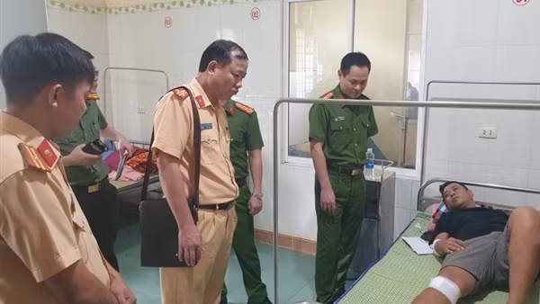 Thăm hỏi, động viên cán bộ CSGT bị thương khi làm nhiệm vụ