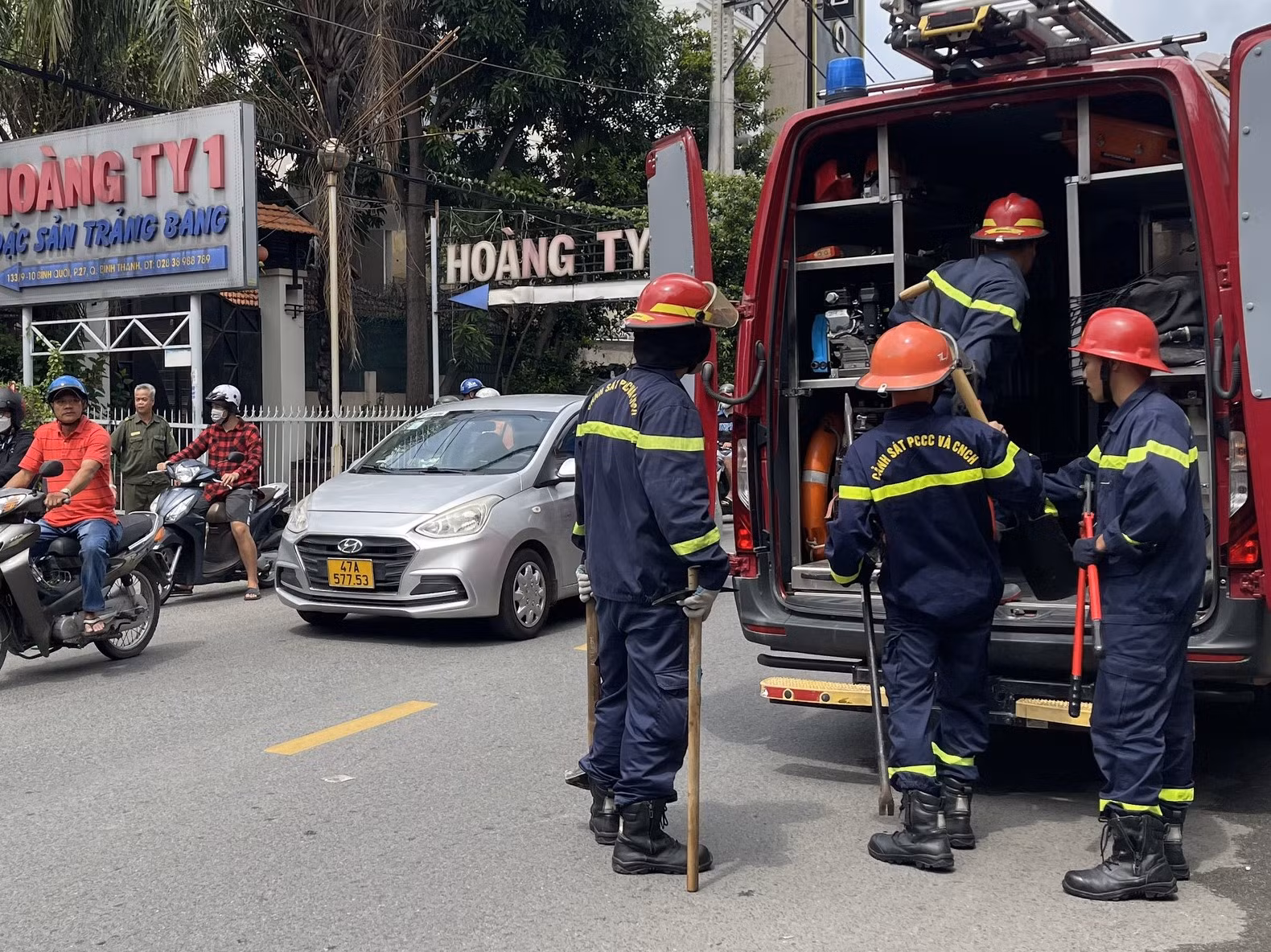 Sập nhà 4 tầng: cứu hộ đào bới đống đổ nát tìm 2 người bị vùi lấp -0