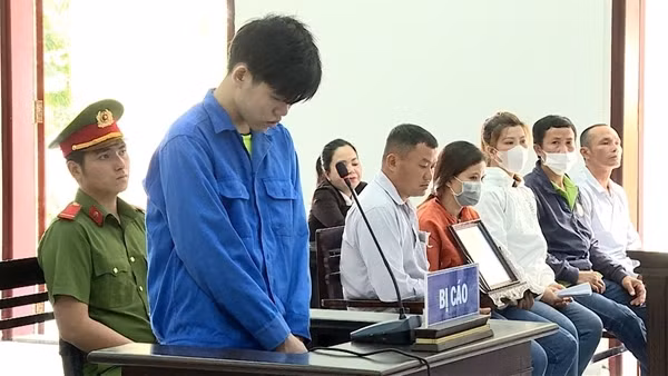 Thanh niên 17 tuổi bênh bạn giết người lĩnh 15 năm tù