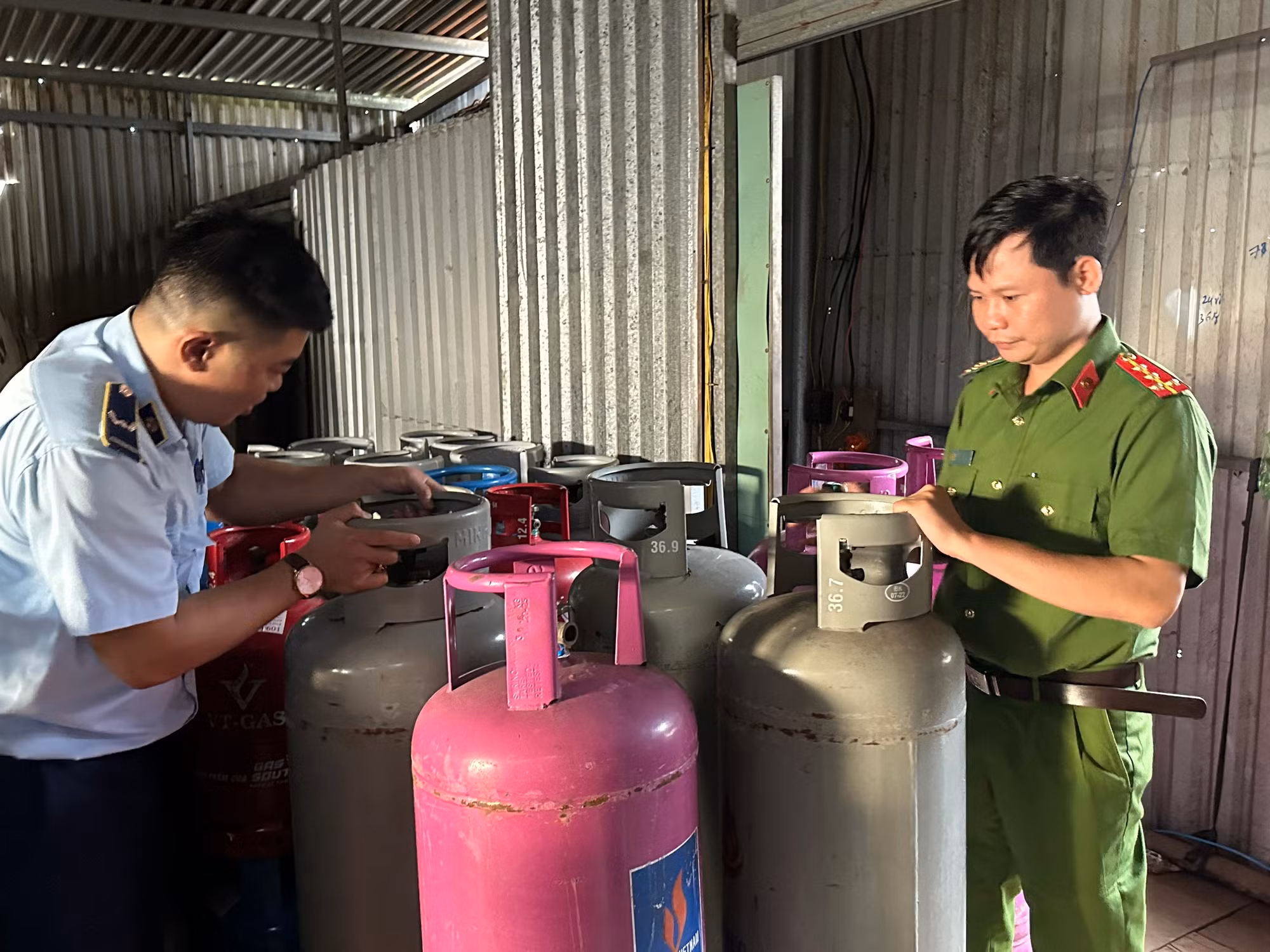 Tổ chức sang chiết gas trái phép quy mô lớn ngay trong khu công nghiệp -0