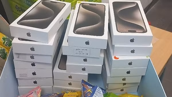 Nam hành khách xách 20 chiếc Iphone 15 Promax nhập lậu