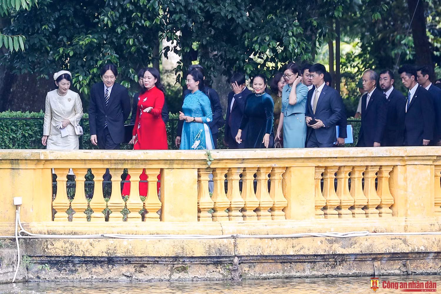 Hoàng Thái tử Nhật Bản và Công nương vào lăng viếng Chủ tịch Hồ Chí Minh, thăm nhà sàn Bác Hồ -0