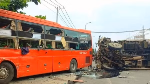 Xe tải và xe khách bẹp dúm sau cú "đấu đầu" trên quốc lộ