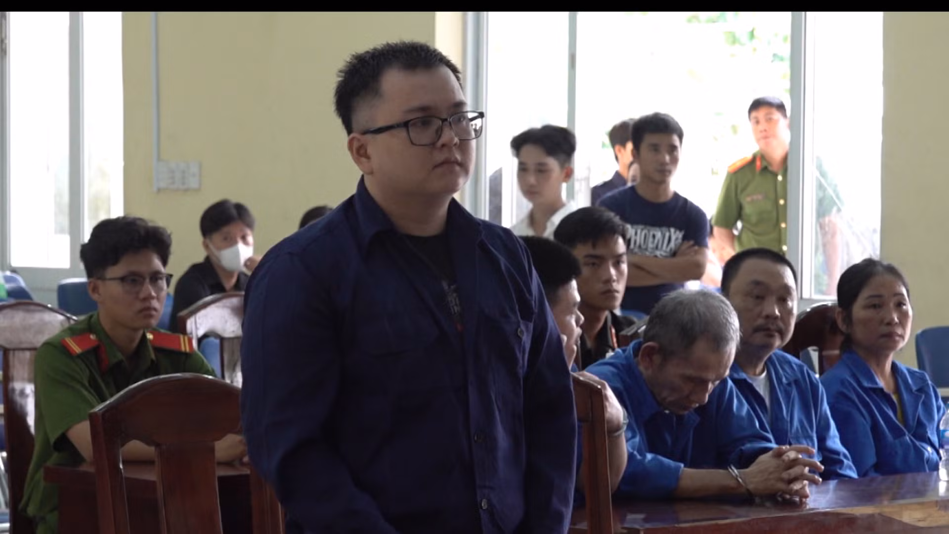 Kẻ dùng súng giả cướp ngân hàng bị phạt 9 năm tù -0