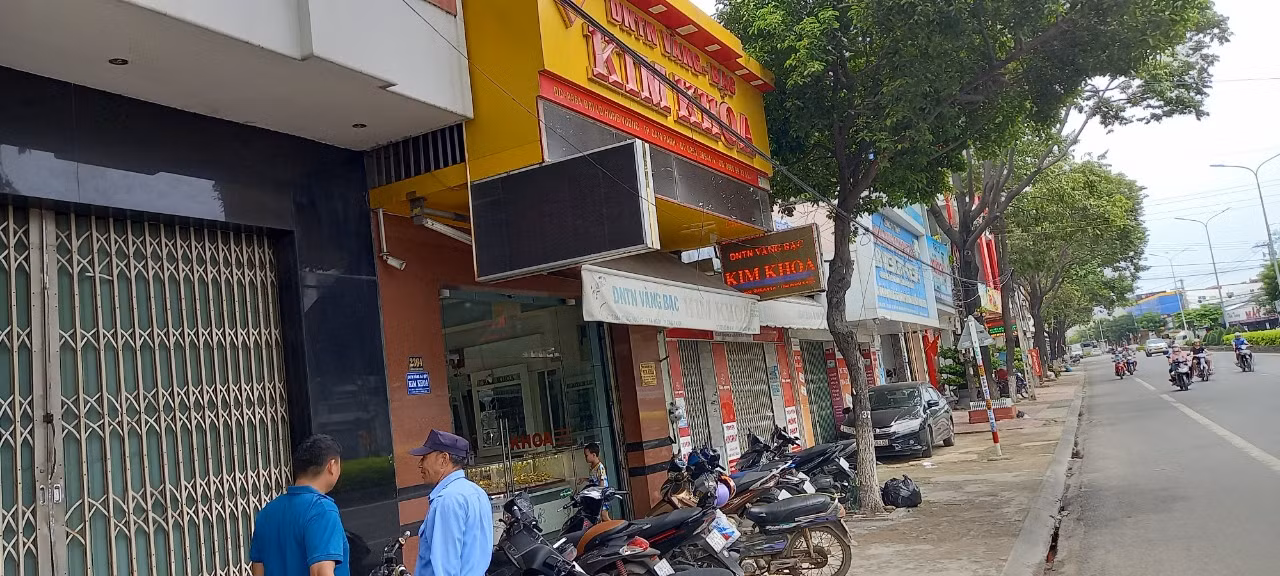  Truy tìm vật chứng liên quan vụ cướp tiệm vàng ở Cam Ranh -0
